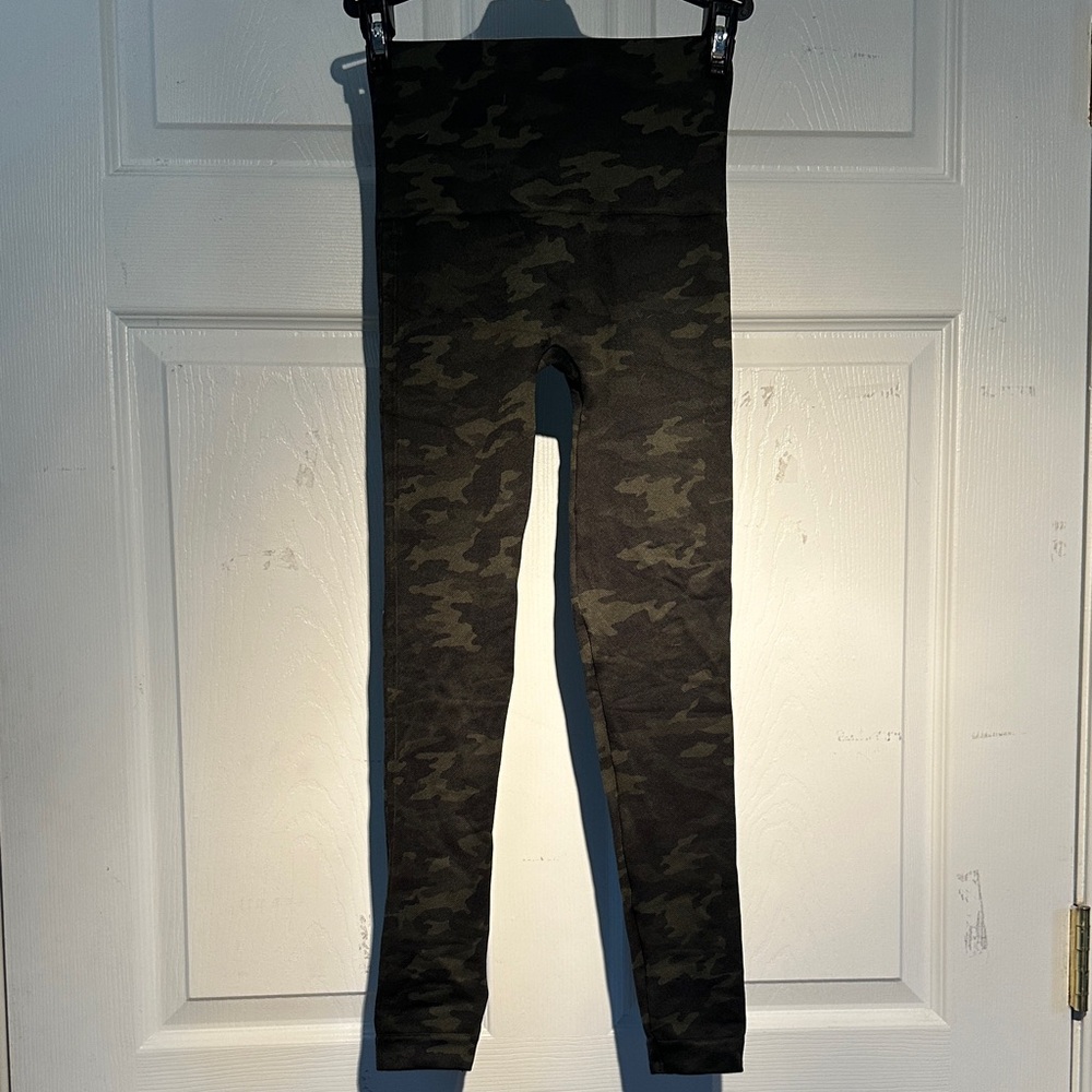 SPANX Women's Camouflage Leggings - Black and Olive